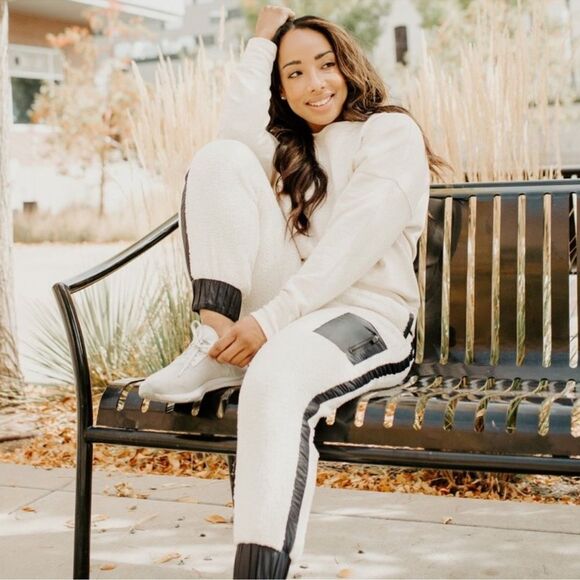 LIKE NEW Fabletics Cream Alaska Sherpa Fleece Faux Vegan Leather Look Jogger XXL - Picture 10 of 10